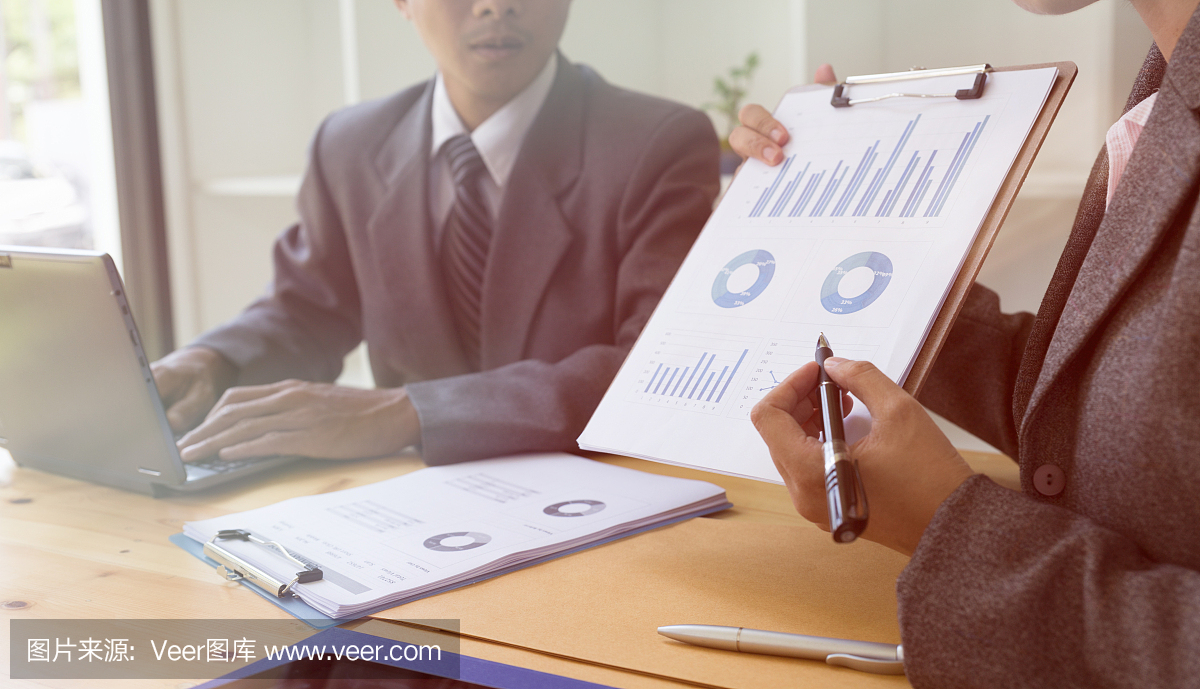 商務人員出席專業投資者的創業項目。財務經理會議和討論分析數據的圖表和圖表顯示的結果。企業財務和營銷理念